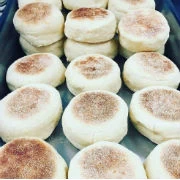 English muffins* (του chef Noel Roche)