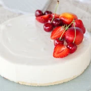 Κέικ σοκολάτας –μπανάνας με επικάλυψη λευκής σοκολάτας και κεράσια 