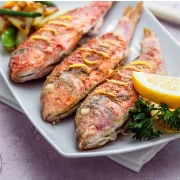 Μπαρμπούνια στη σχάρα με δάφνη, σκόρδο και ελιές