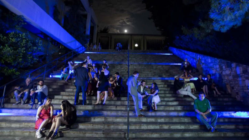 Φορέσαμε παπιγιόν και πήγαμε στο μεγαλύτερο prom night που έχει γίνει ποτέ στην πόλη (pics) - εικόνα 4