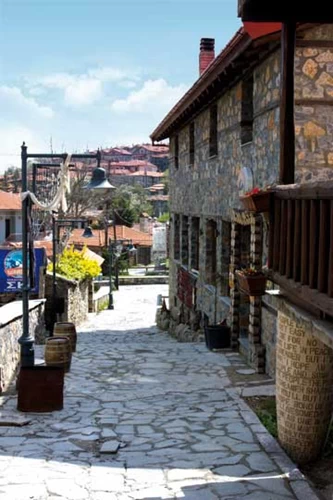 Μαγική ατμόσφαιρα στα πετρόστρωτα δρομάκια του Παλαιού Άγιου Αθανάσιου με τα επιβλητικά σπίτια μακεδονίτικης αρχιτεκτονικής.