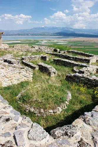 Ο αρχαιολογικός χώρος Πετρών με τα ερείπια της ελληνιστικής πόλης και στο βάθος η απόκοσμη λίμνη Πετρών.