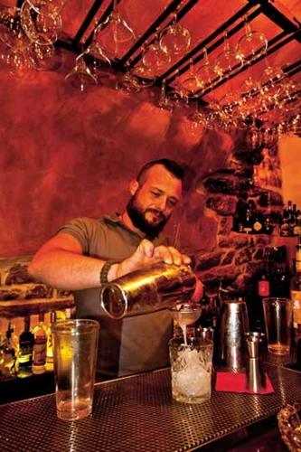 Cocktail time στο «La Roca» της Αρεόπολης.