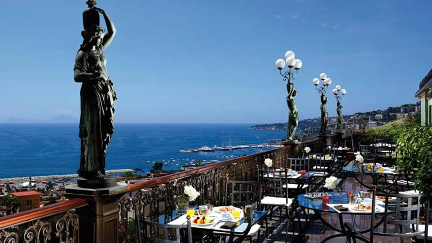 Το εντυπωσιακό roof garden του «Grand Hotel Parker’s» στη Νάπολη.