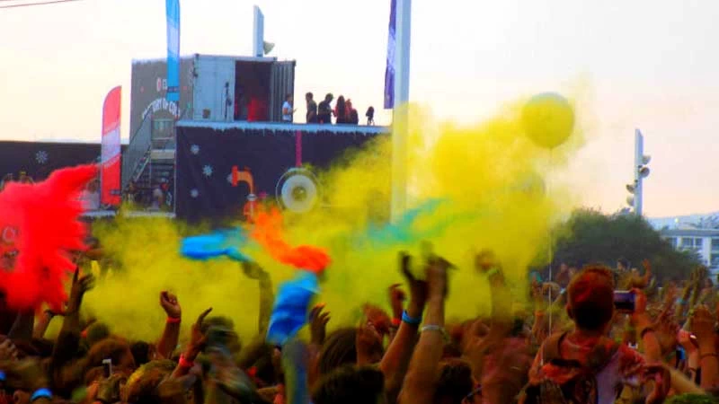 Πήγαμε στο Colour Day Festival: η Αθήνα πλημμύρισε με χρώμα - εικόνα 2