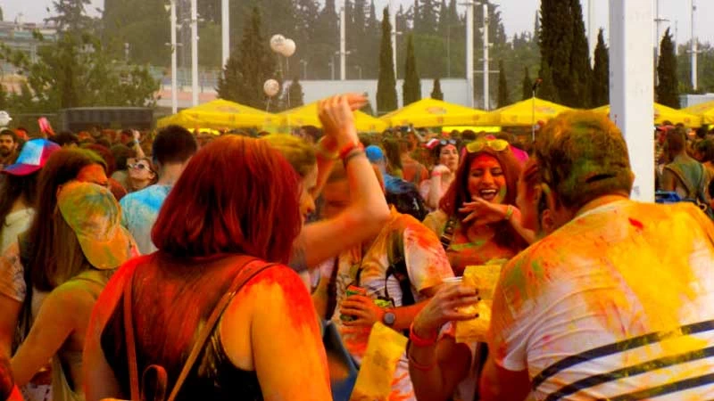 Πήγαμε στο Colour Day Festival: η Αθήνα πλημμύρισε με χρώμα - εικόνα 5
