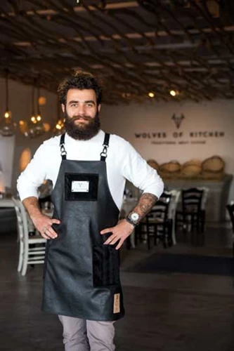 O νεαρός Alsi Sinanaj σεφ και ιδιοκτήτης του καινούργιου εστιατορίου «Wolves of Kitchen» στον Ορνό.