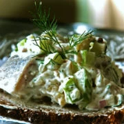 Skagen Sild (ανοιχτό σάντουϊτς (smørrebrød) με ψωμί σίκαλης ρέγκες μαρινάτες ξινή κρέμα και μήλο) 