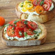 Χωριάτικο ψημένο ψωμί με λιαστές ντομάτες, φρέσκα ντοματίνια, κάππαρη και σκόρδο