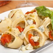 Ζυμαρικά με ντοματάκια, φιστίκια αράπικα, κύμινο και ροκφόρ