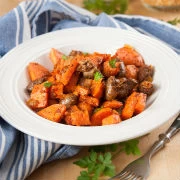 Κοτόπουλο με ντομάτα, φυστικοβούτυρο και γλυκοπατάτες