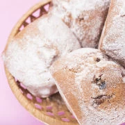 Πιτάκια με ροδάκινα και μπλε τυρί