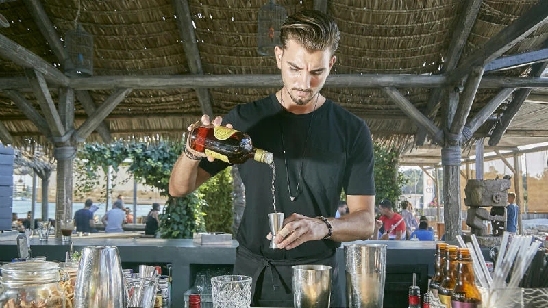 Beach bars: Τα πιο δροσερά cocktail spots στις παραλίες της Αττικής - εικόνα 7