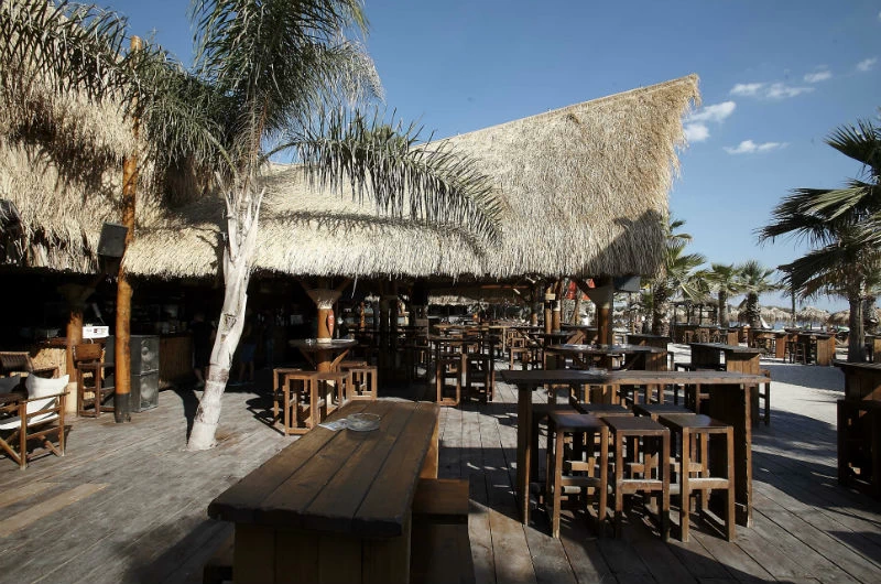 Beach bars: Τα πιο δροσερά cocktail spots στις παραλίες της Αττικής - εικόνα 8