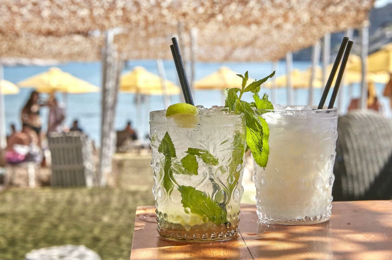 Beach bars: Τα πιο δροσερά cocktail spots στις παραλίες της Αττικής - εικόνα 1