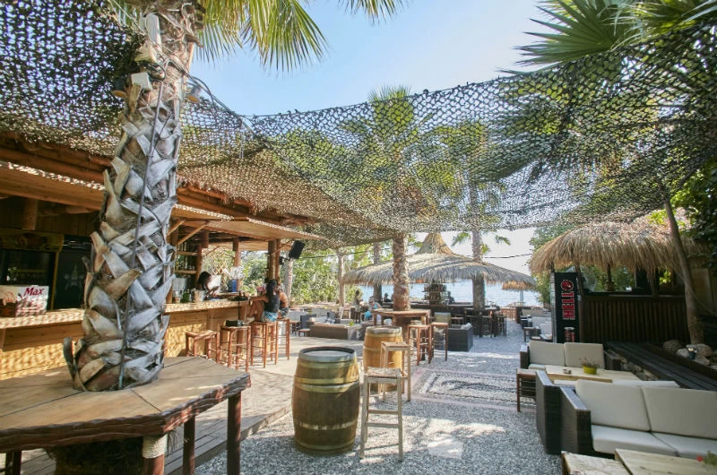 Beach bars: Τα πιο δροσερά cocktail spots στις παραλίες της Αττικής - εικόνα 5