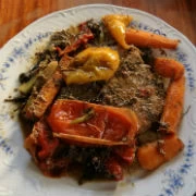 Συκώτι μοσχαρίσιο με πιπεριές, καρότα και φρέσκα κρεμμυδάκια στη λαδόκολλα