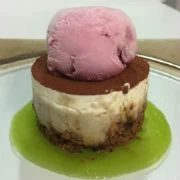 Τιραμισού με μους μελιτζάνας σε βάση από πραλίνα αμυγδάλου –φουντουκιού και σάλτσα από κίτρο και λεμονοθύμαρο (του σεφ Νίκου Πουλιάση)