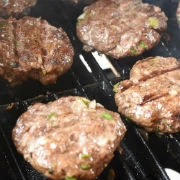 Μπιφτέκι σαν λουκάνικο (του Βασίλη Ακρίβου)