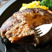 “Μπιφτέκια” από μήλα, ρύζι, ξηρούς καρπούς και σος ολαντέζ