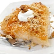 Κανταΐφι ταψιού με μυζήθρα, κερασάκια γλασέ και αμύγδαλα