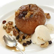 Μήλα γεμιστά με καρύδια, σταφίδες, πορτοκάλι και ρούμι στο φούρνο 