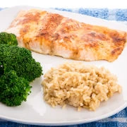 Καστανό ρύζι με σολομό και μπαχαρικά 