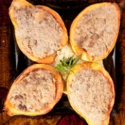 Κυδώνια γεμιστά με κιμά και κουκουνάρια