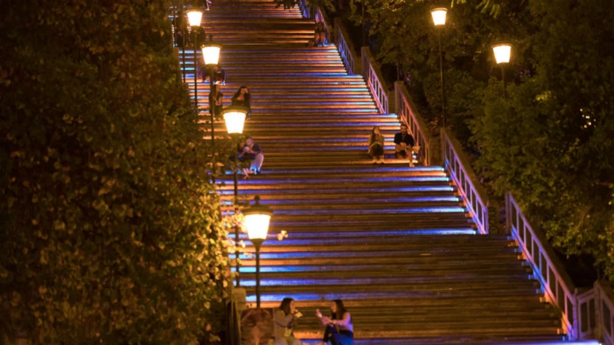 Οι σκάλες που οδηγούν στην Άνω Πόλη είναι αγαπημένο meeting point της νεολαίας. 