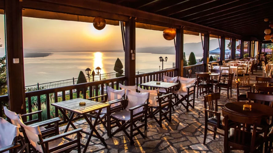 Μαγευτική η θέα από το εστιατόριο του ξενοδοχείου «Αλθαία».