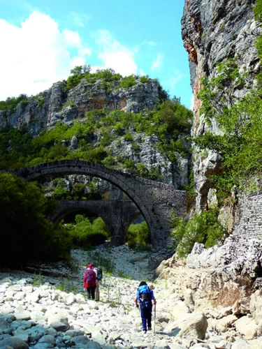 Τα γραφικά γεφύρια των χωριιών του Ζαγορίου αποτελούν πόλο έλξης για τους ορεινούς εκδρομείς.