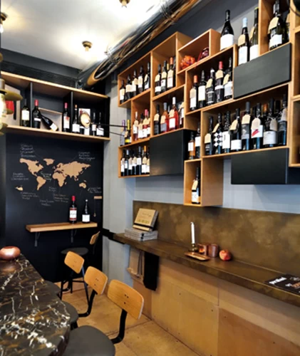 Γλυκύτατο το λιλιπούτειο «Souel wine concept bar», με επιλεγμένα κρασιά σε pairing με σοφιστικέ πιάτα.