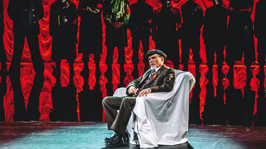 Ο Λιθουανός ρηξικέλευθος σκηνοθέτης Τσέζαρις Γκραουζίνις δίνει θεατρική υπόσταση στη «Ρωσική Επανάσταση» στο Βασιλικό Θέατρο.