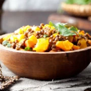 Ζεστή σαλάτα με φακή, κολοκύθα, μήλα και βινεγκρέτ μπαχαρικών