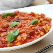 Γίγαντες με ντομάτα και κάρι