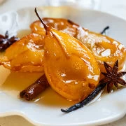 Αχλάδια με κανέλα και κρασί στην κατσαρόλα