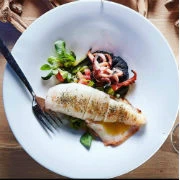 Καλαμάρι σχάρας με μαύρο ταραμά και κονκασέ ντοματοκρέμμυδου με κάππαρη (του σεφ Βασίλη Τσατσάκη)