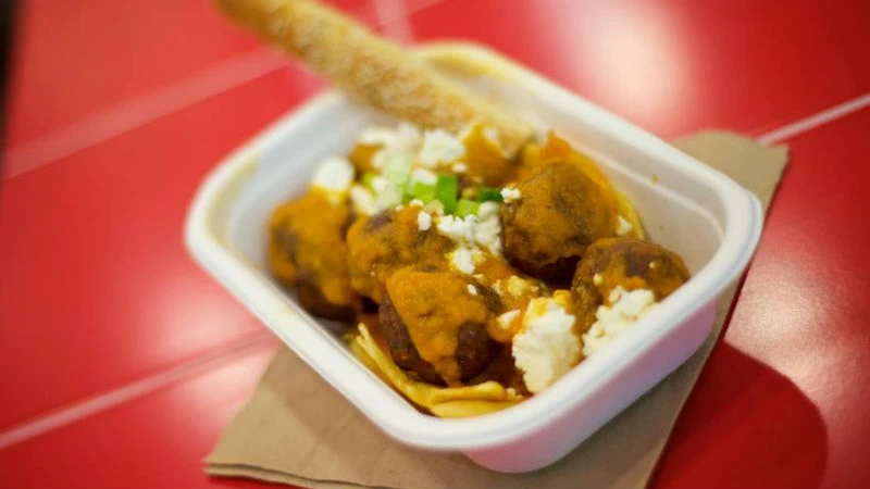 Μόλις ήρθε και βλέπει το street food… σφαιρικά - εικόνα 2