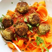 Μπιφτεκάκια από φακές με “νουντλς” καρότου (vegan)