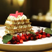 Μιφέιγ με λευκή σοκολάτα αρωματισμένη με τόνκα, κουλί από φρούτα του δάσους και ταρτάρ φράουλας (από το εστιατόριο "Clochard")