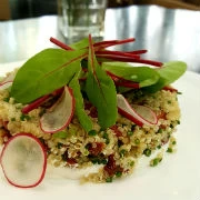 Σαλάτα ταμπουλέ με κινόα, λιαστή ντομάτα, μους μανούρι και ντρέσινγκ δυόσμου (του σεφ Νίκου Ισπυρούδη)