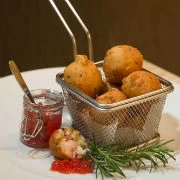 Λουκουμάδες φέτας με μαρμελάδα ρόδι (του σεφ Δημήτρη Παμπόρη)