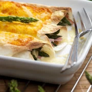 Τορτίγιες με σπαράγγια και σάλτσα-κρέμα από γιαούρτι 