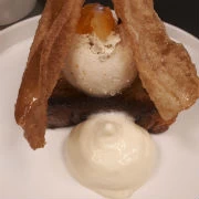 Τσουρέκι με semifreddo από Μακεδονικό χαλβά και φύλλο από σαλέπι (του σεφ Παναγιώτη Δεληθανάση)