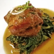 Κατσικάκι λεμονοκρασάτο με άγρια χόρτα