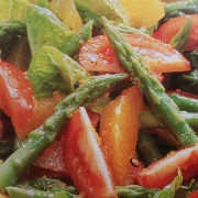 Σαλάτα με σπαράγγια, ντομάτα, πορτοκάλι και vinaigrette πορτοκαλιού
