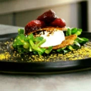 Κατσικίσιο τυρί με ψητές φράουλες και “παστέλι”σκόρδου (του σεφ Σάκη Κάλφα)