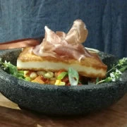 Σαγανάκι γραβιέρας Κρήτης με ρατατούιγ λαχανικών ακρωκόλιο (προσούτο) Ευρυτανίας και πέστο κόκκινης γλυκιάς πιπεριάς (του σεφ Σάκη Κάλφα)