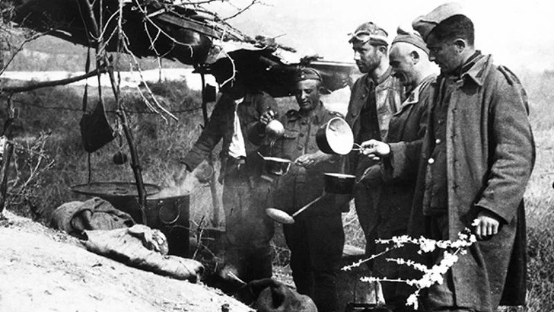 Όταν οι στρατιώτες έτρωγαν ρεβίθια με ρόδια και βλάχικη κρεμμυδοτυρόπιτα - εικόνα 1