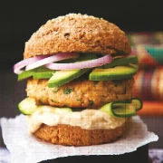 Μπέργκερ σολοµού µε αβοκάντο και χούµους